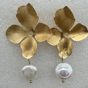 Reposh Never Worn flower with real fresh water coin pearl earring